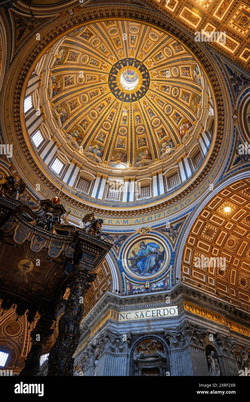 Basilica Papale di San Pietro grandioso interno in Vaticano con cupola di Michelangelo e baldacchino Bernini. Foto Stock