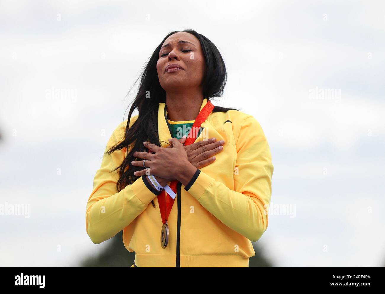 Parigi, Francia. 9 agosto 2024. Chelsea Hammond-Ross della Giamaica celebra con la sua medaglia di bronzo durante la cerimonia di riassegnazione della medaglia olimpica per il salto lungo femminile di atletica leggera dei Giochi Olimpici di Pechino 2008 al Champions Park per i Giochi Olimpici di Parigi 2024 a Parigi, Francia, 9 agosto 2024. Crediti: Luo Yuan/Xinhua/Alamy Live News Foto Stock