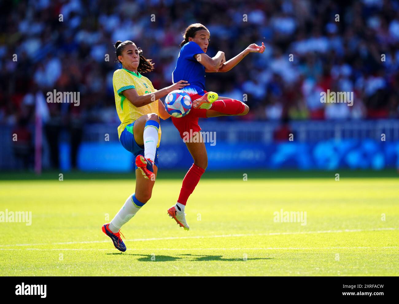 Mallory Swanson degli Stati Uniti e Lauren (sinistra) del Brasile lottano per il pallone durante la partita della medaglia d'oro femminile al Parc des Princes di Parigi, il quindicesimo giorno dei Giochi Olimpici di Parigi del 2024 in Francia. Data foto: Sabato 10 agosto 2024. Foto Stock