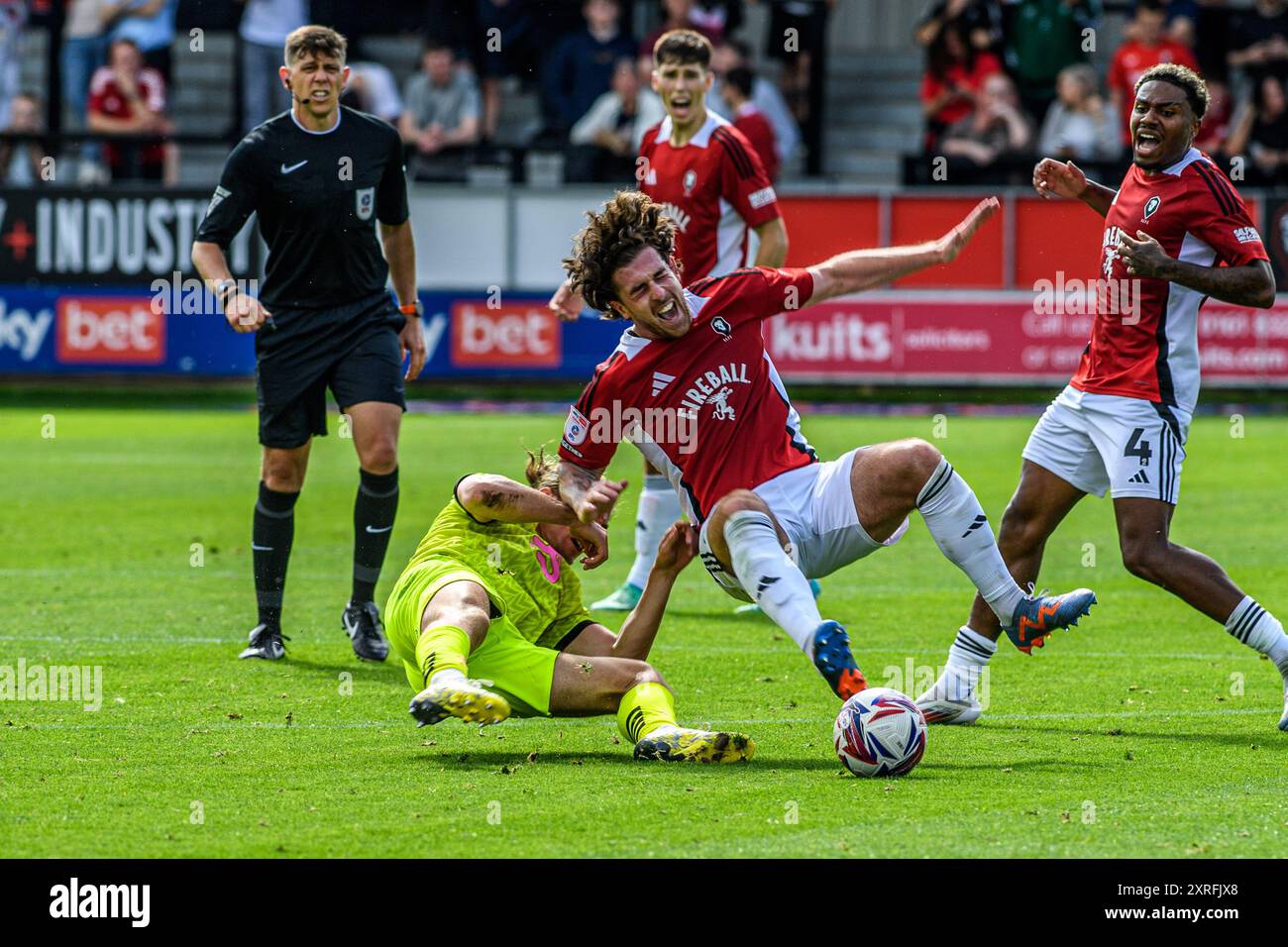 Cole Stockton del Salford City FC viene abbattuto da Tom Sang del Port vale FC durante la partita Sky Bet League 2 tra Salford City e Port vale a Moor Lane, Salford, sabato 10 agosto 2024. (Foto: Ian Charles | mi News) crediti: MI News & Sport /Alamy Live News Foto Stock