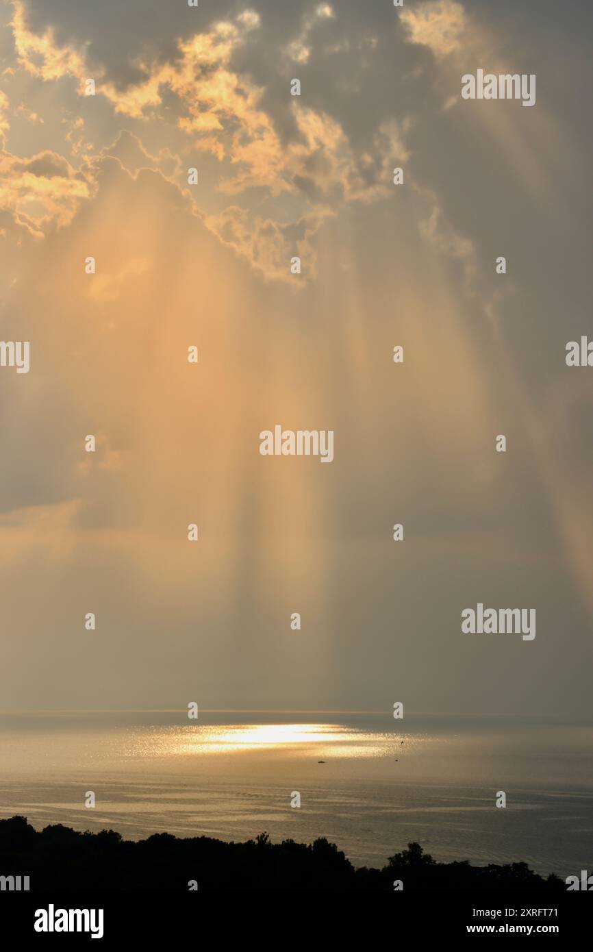 Cielo draamatico e celeste sul lago Erie nel nord-est dell'Ohio Foto Stock