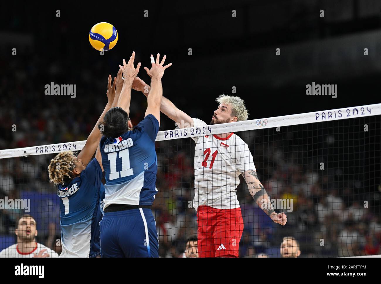 Parigi, Francia. 10 agosto 2024. Tomasz Fornal di Polonia e Barthélémy Chinenyeze, Antoine Brizard di Francia, pallavolo, medaglia d'oro maschile tra Francia e Polonia durante i Giochi Olimpici di Parigi 2024 il 10 agosto 2024 alla South Paris Arena di Parigi, Francia - foto Frederic Chambert/Panoramic/DPPI Media Credit: DPPI Media/Alamy Live News Foto Stock