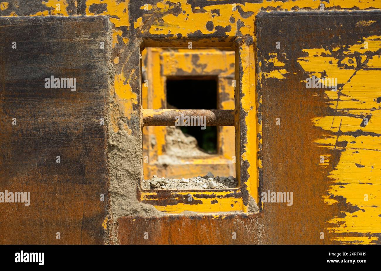 Uno sguardo da un lato attraverso una trincea del cantiere, dando vita a un montaggio astratto Foto Stock