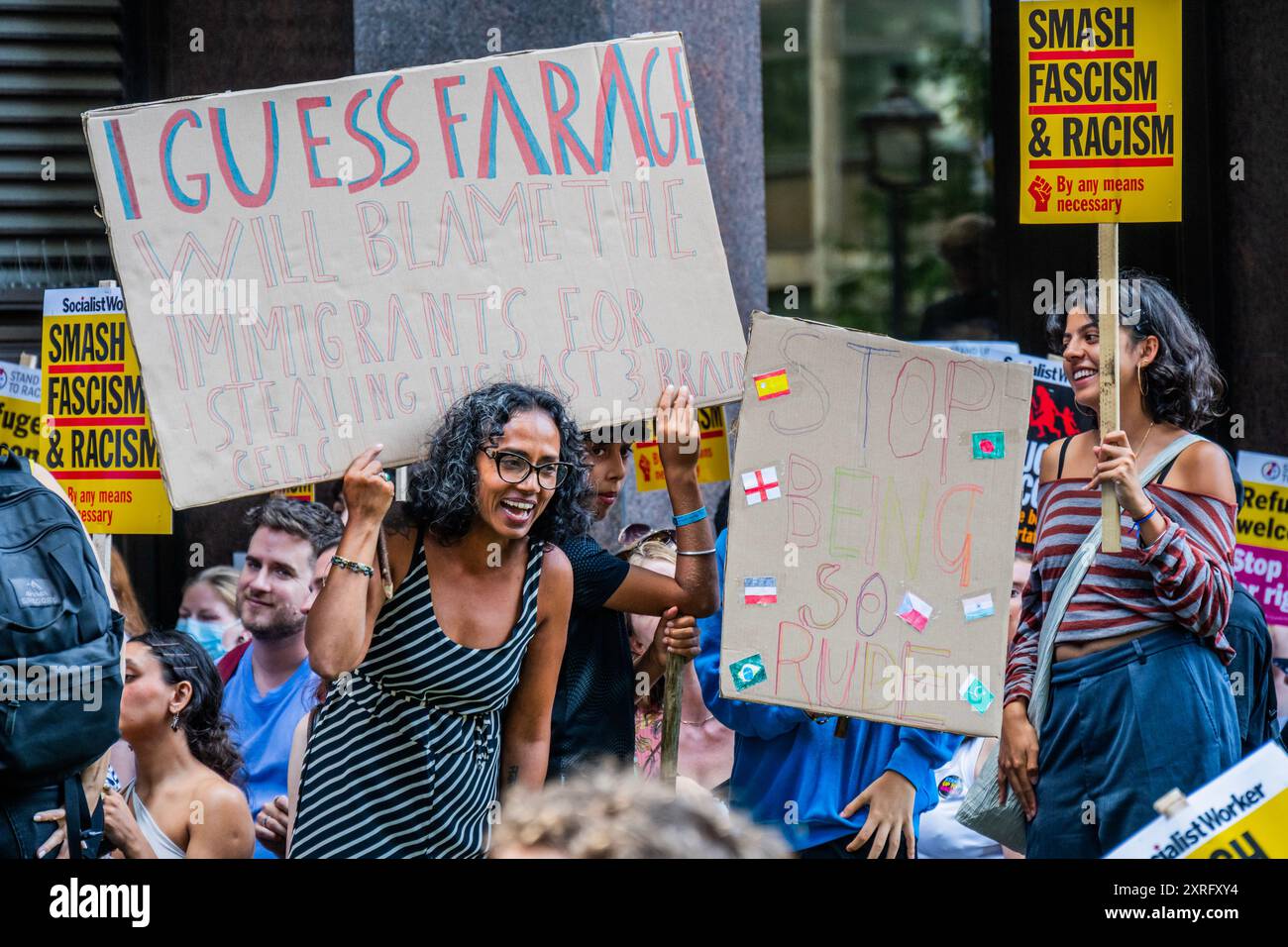 Londra, Regno Unito. 10 agosto 2024. Al di fuori degli uffici di Reform UK in risposta ai commenti iniziali di Nigel Farages che non sembravano condannare la violenza di estrema destra - A fermare il razzismo, fermare l'odio e fermare la manifestazione di estrema destra - Una risposta alle attese continue proteste di estrema destra. Organizzato dalla SPERANZA, non dall'odio e dalla resistenza al razzismo. Crediti: Guy Bell/Alamy Live News Foto Stock