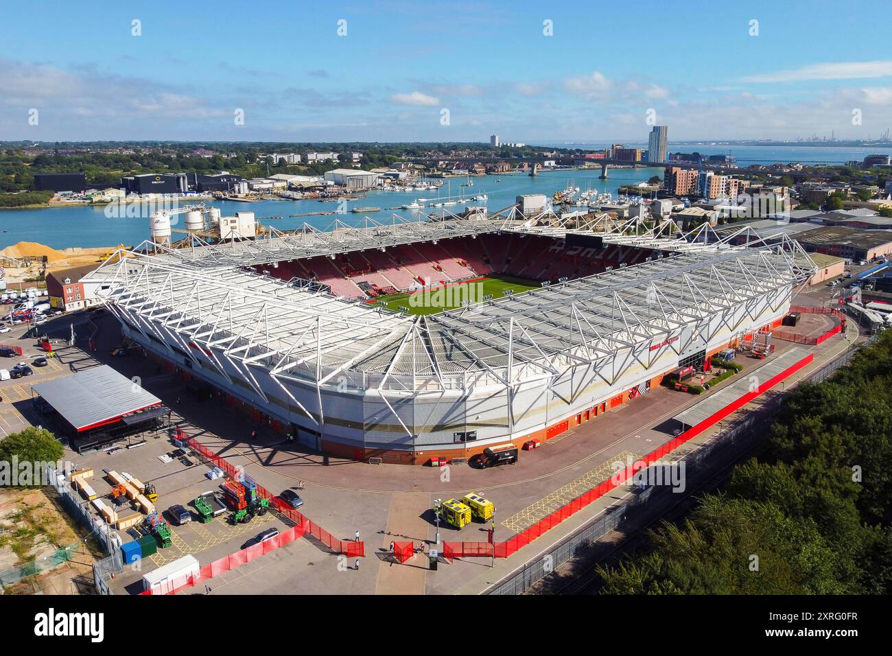 Southampton, Hampshire, Regno Unito. 10 agosto 2024. Vista aerea generale dello stadio St Mary, sede della squadra inglese di Premier League del Southampton Football Club. Crediti fotografici: Graham Hunt/Alamy Live News Foto Stock