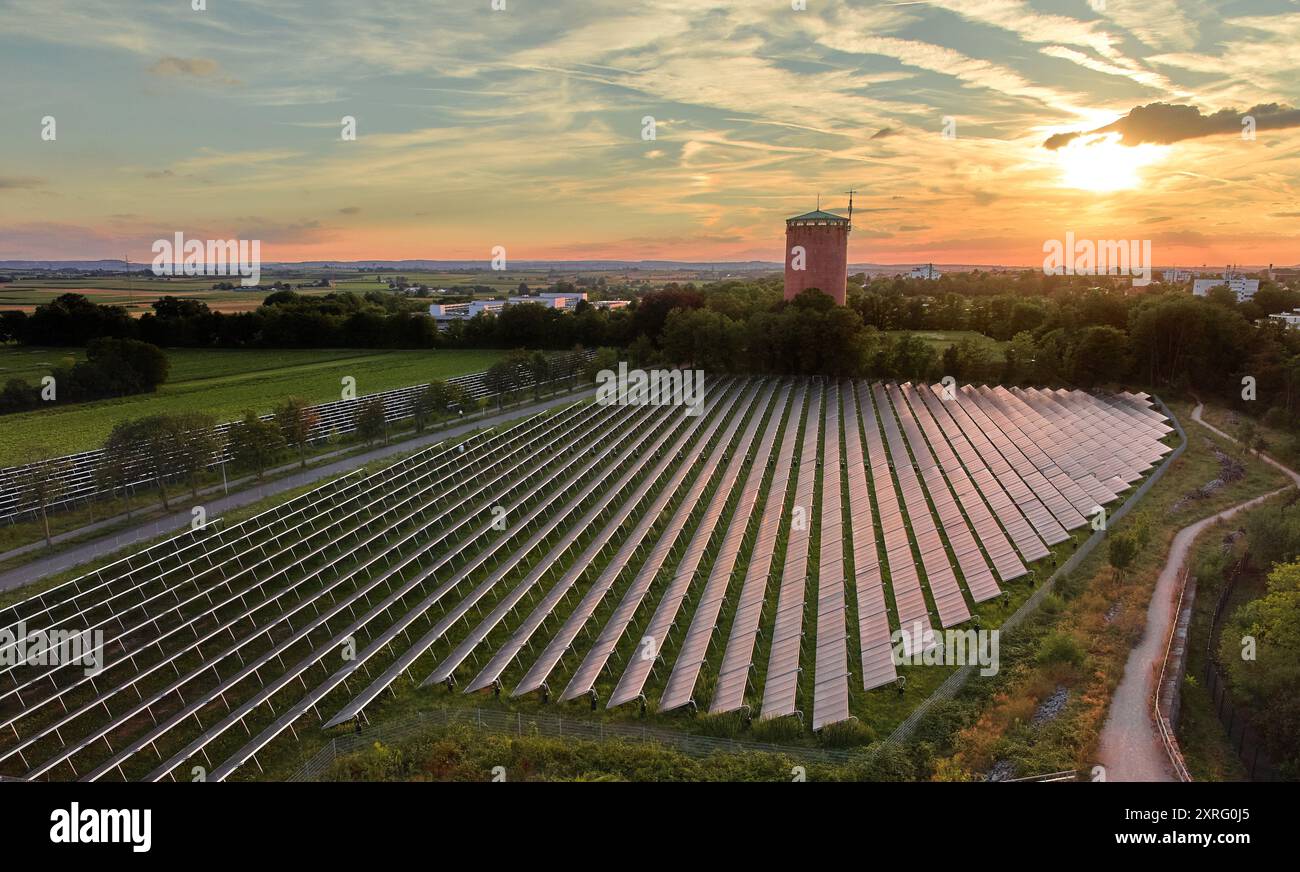 Foto aerea di una centrale termoelettrica asolare per il teleriscaldamento al tramonto, Ludwigsburg, Germania, Foto Stock