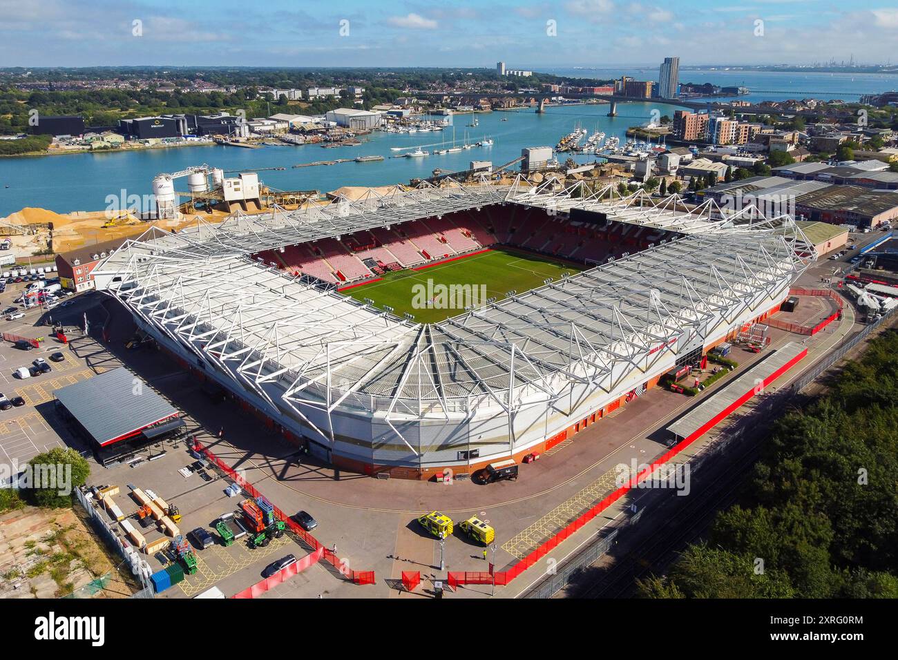 Southampton, Hampshire, Regno Unito. 10 agosto 2024. Vista aerea generale dello stadio St Mary, sede della squadra inglese di Premier League del Southampton Football Club. Crediti fotografici: Graham Hunt/Alamy Live News Foto Stock