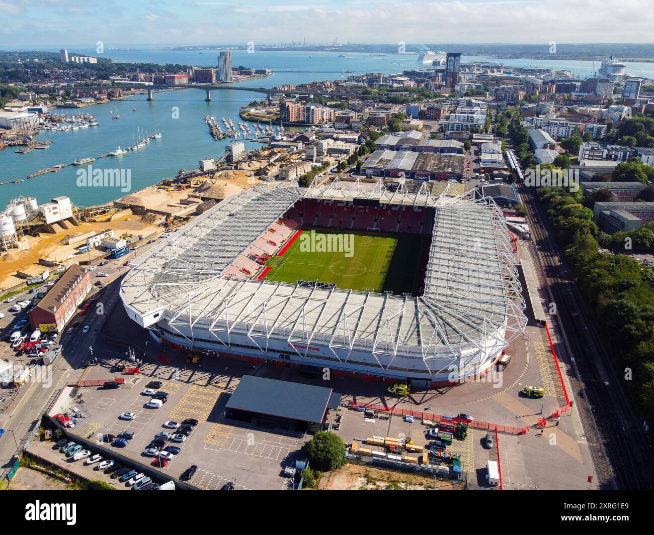 Southampton, Hampshire, Regno Unito. 10 agosto 2024. Vista aerea generale dello stadio St Mary, sede della squadra inglese di Premier League del Southampton Football Club. Crediti fotografici: Graham Hunt/Alamy Live News Foto Stock