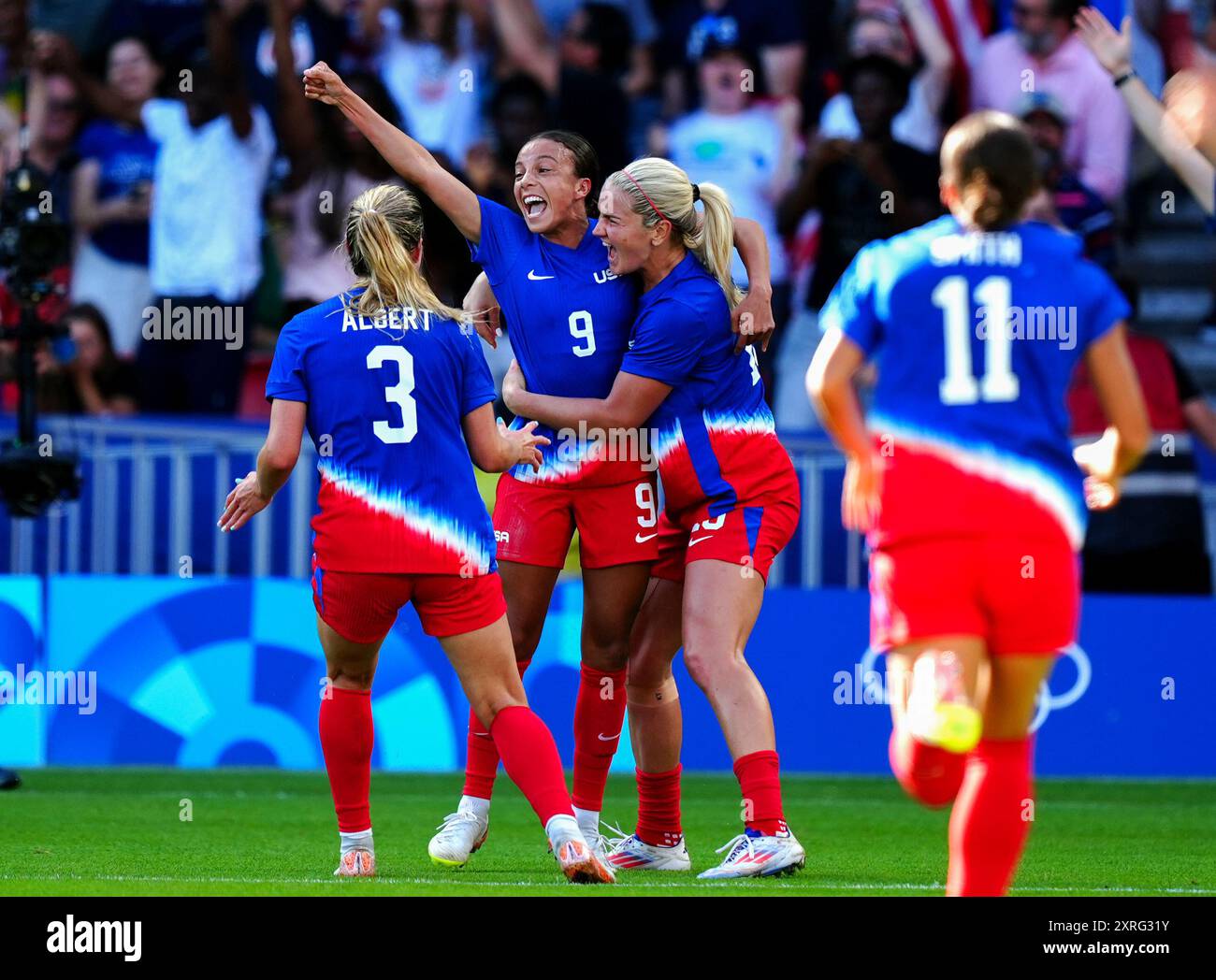 Mallory Swanson degli Stati Uniti celebra il gol di apertura durante la partita della medaglia d'oro femminile contro il Brasile, al Parc des Princes di Parigi, il quindicesimo giorno dei Giochi Olimpici di Parigi del 2024 in Francia. Data foto: Sabato 10 agosto 2024. Foto Stock