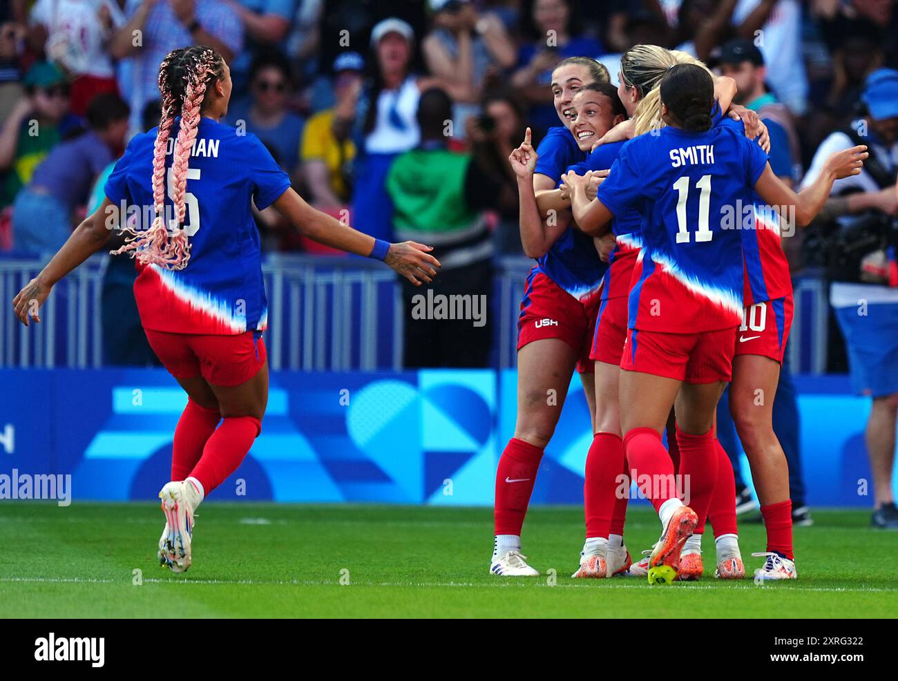 Mallory Swanson degli Stati Uniti celebra il gol di apertura durante la partita della medaglia d'oro femminile contro il Brasile, al Parc des Princes di Parigi, il quindicesimo giorno dei Giochi Olimpici di Parigi del 2024 in Francia. Data foto: Sabato 10 agosto 2024. Foto Stock