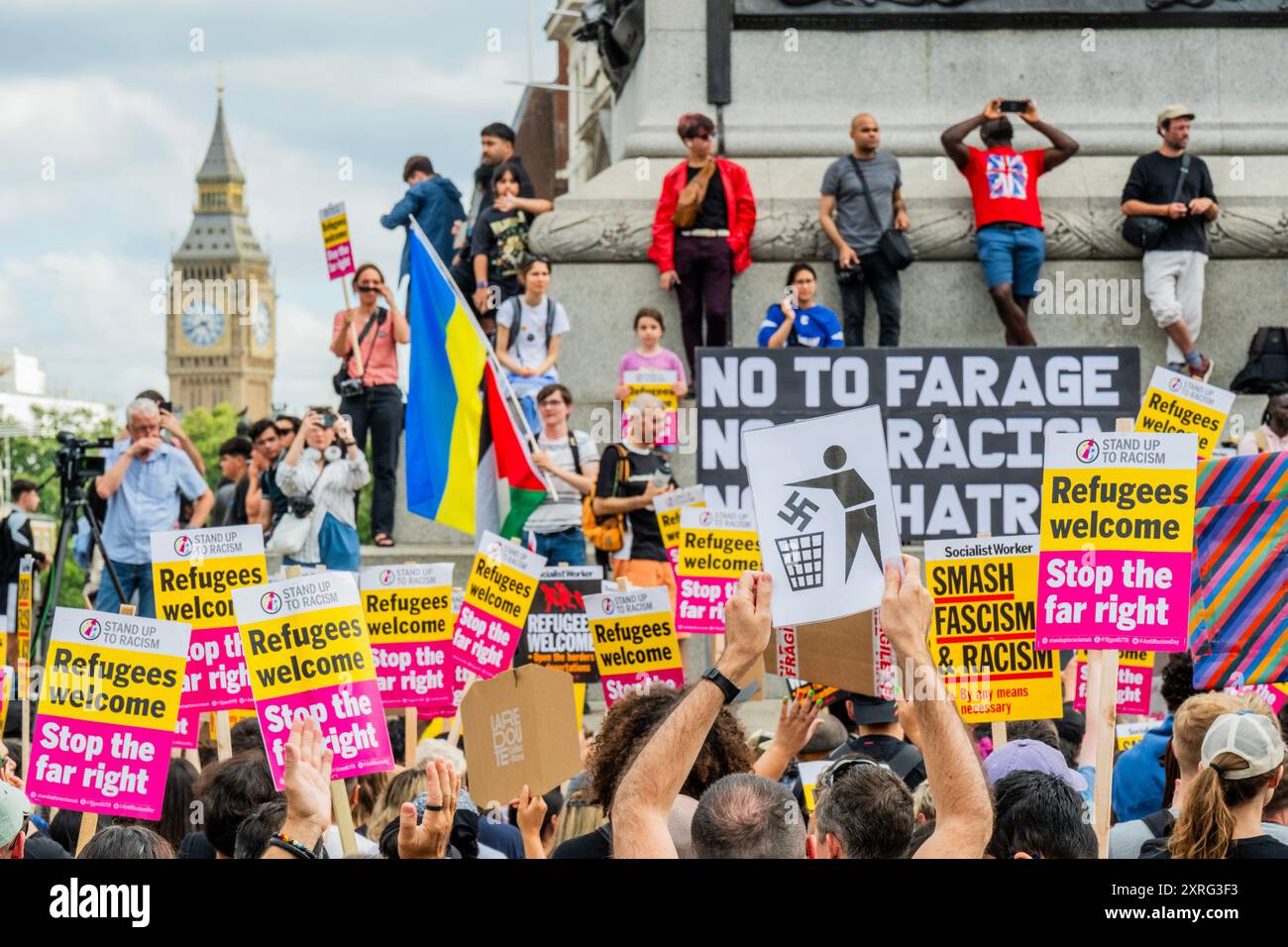 Londra, Regno Unito. 10 agosto 2024. I cartelli recano: Bin the Nazis, No to Fage, Racism and Hatred and Refugees welcome - la protesta si sposta dall'esterno degli uffici di Reform UK per "riprendere” Trafalgar Square dal gruppo di Tommy Robinson poche settimane fa. La protesta è anche in risposta ai commenti iniziali di Nigel Farages che non sembrano condannare la violenza di estrema destra: Fermare il razzismo, fermare l'odio e fermare la manifestazione di estrema destra. Crediti: Guy Bell/Alamy Live News Foto Stock