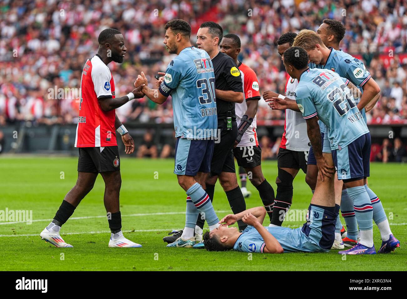 Rotterdam, Paesi Bassi. 10 agosto 2024. Rotterdam - Lutsharel Geertruida di Feyenoord, Amine Lachkar di Willem II durante la prima partita della stagione Eredivisie 2024/2025. La partita di apertura della stagione è ambientata tra il Feyenoord e Willem II allo Stadion Feijenoord De Kuip il 10 agosto 2024 a Rotterdam, Paesi Bassi. Credito: Foto Box to Box/Alamy Live News Foto Stock