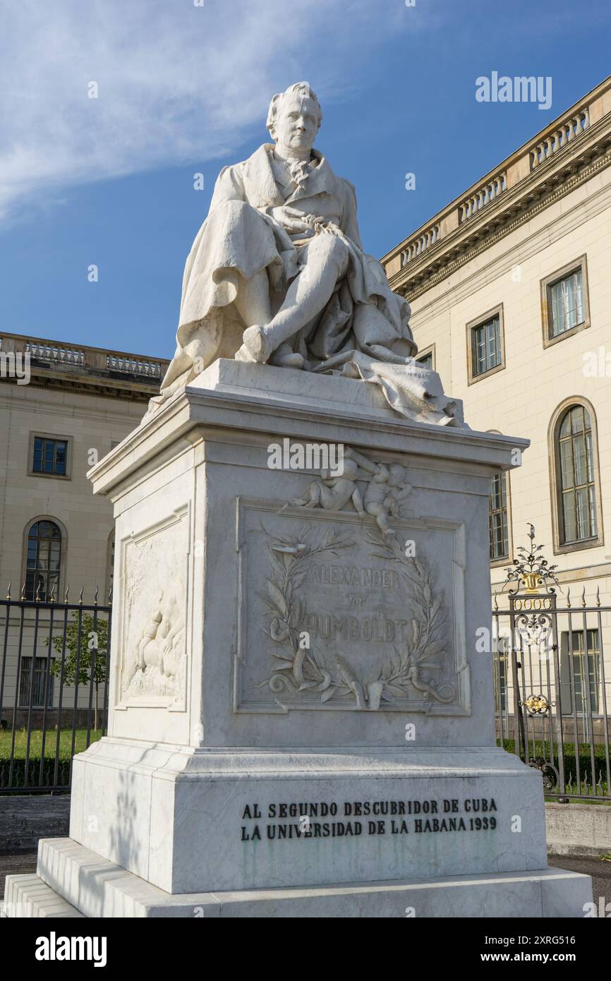Monumento di Alexander von Humboldt di fronte all'Università Humboldt di Berlino, Germania Foto Stock