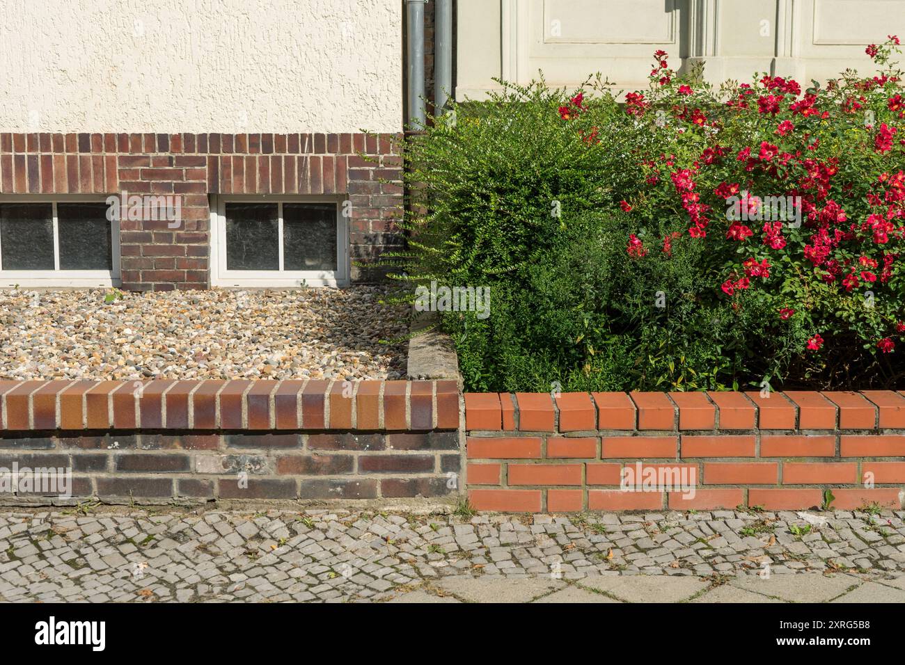 Due giardini frontali con e senza piante in estate Foto Stock