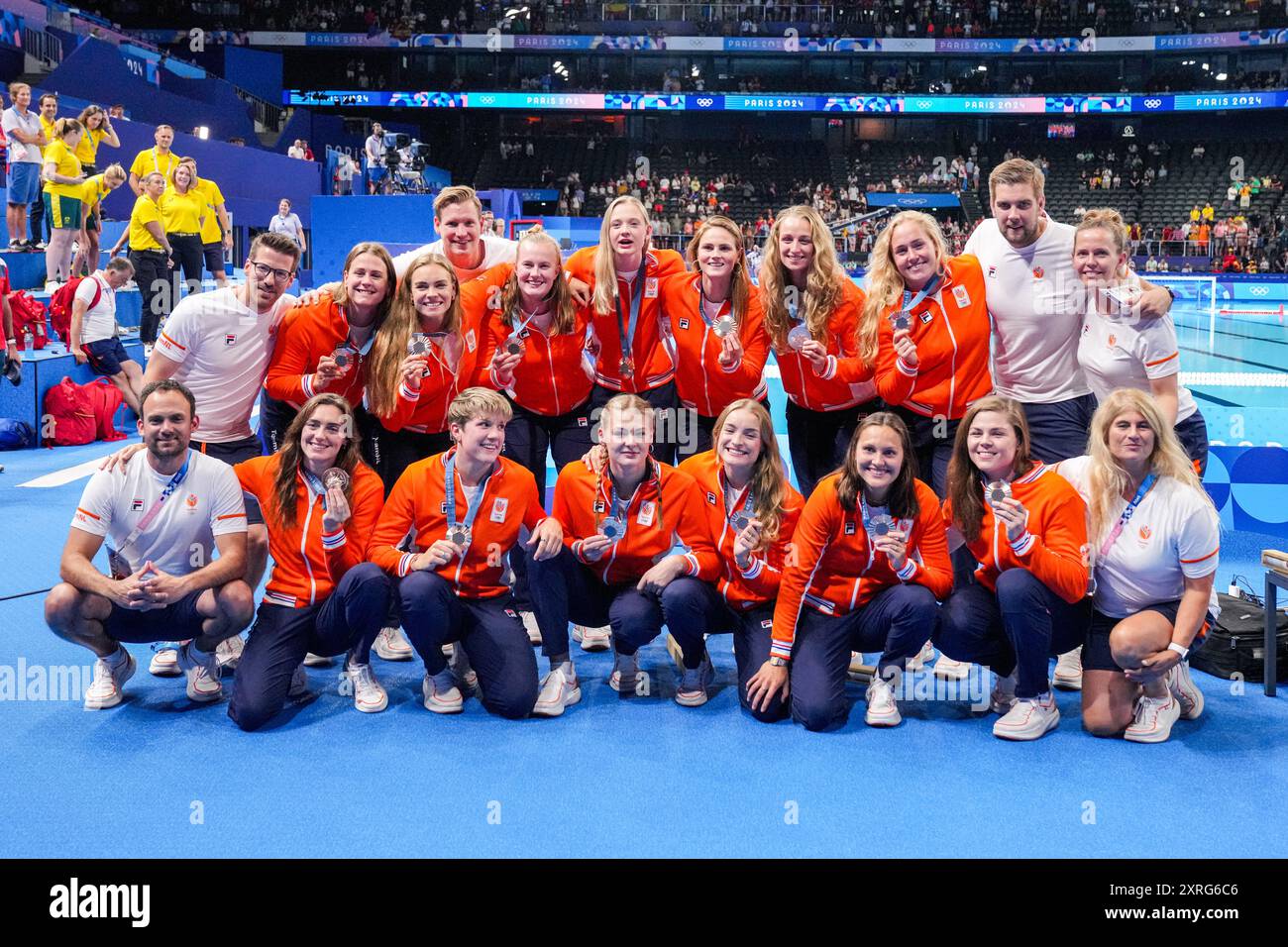 PARIGI, FRANCIA - 10 AGOSTO: Team Paesi Bassi (Laura Aarts, Iris Wolves, Brigitte Sleeking, Sabrina van der Sloot, Maartje Keuning, Simone van de Kraats, Bente Rogge, Vivian Sevenich, Kittylyn Joustra, Lieke Rogge, Lola Moolhuijzen, Nina Ten Broek, Sarah Buis, Eva GRE Doudesis, Richard van Eck, Ineke Yperlaan) vincitrice della medaglia Brons durante la cerimonia della medaglia dopo durante il Polo d'acqua - Giochi Olimpici di Parigi 2024 partita tra Paesi Bassi e Stati Uniti il giorno 15 a la Defense il 10 agosto 2024 a Parigi, Francia. (Foto di Rene Nijhuis/BSR Agency) Foto Stock