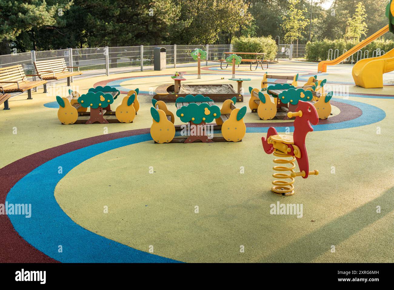 Vista mattutina di un parco giochi colorato in un parco pubblico con attrezzature a tema animali Foto Stock