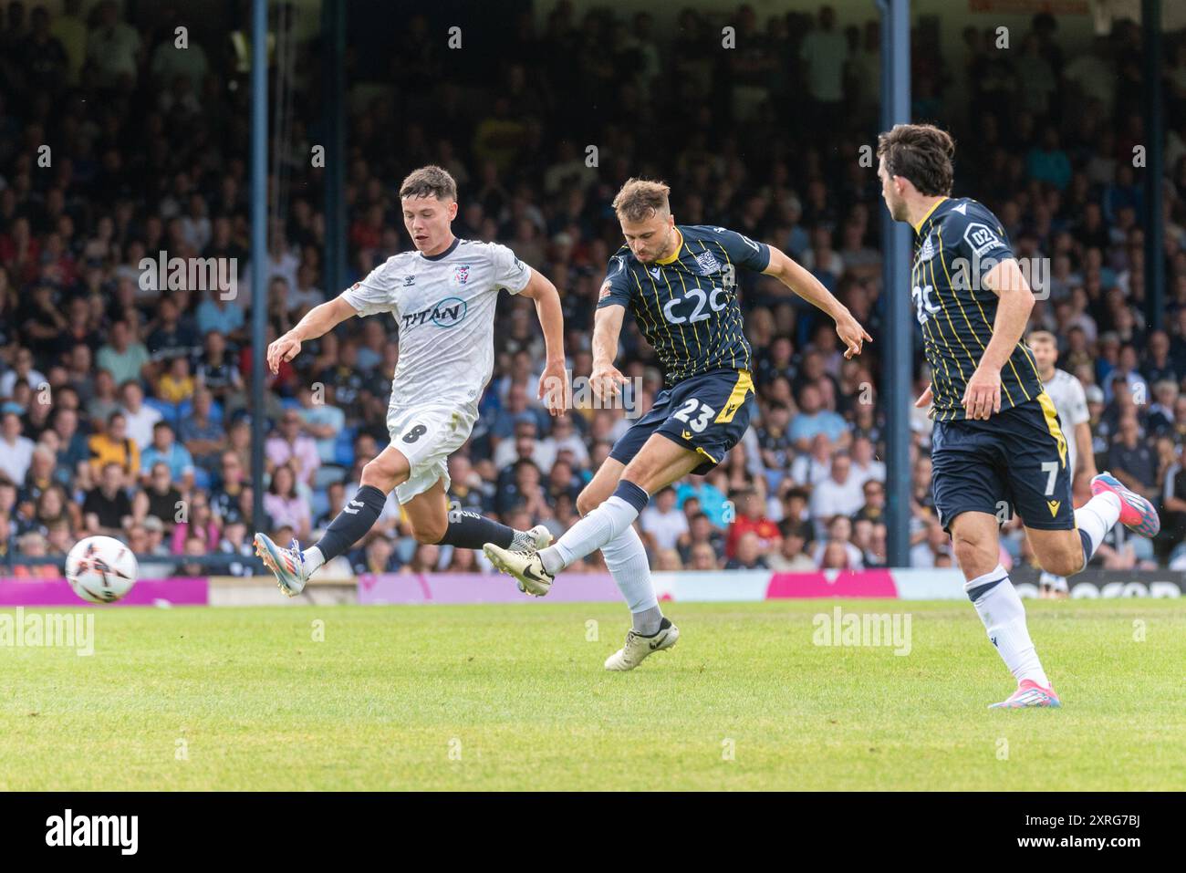 Roots Hall, Southend on Sea, Essex, Regno Unito. 10 agosto 2024. Il Southend Utd ha giocato la sua prima partita sotto la proprietà della COSU FC Ltd nella Vanarama National League contro i visitatori di York City. Il club era vicino alla liquidazione a seguito di difficoltà finanziarie dovute alla precedente proprietà prima che un'acquisizione prolungata fosse finalizzata nel luglio 2024. La partita terminò con un pareggio di 1-1. Southend, numero 23, e' stato salvato il colpo di James Morton Foto Stock