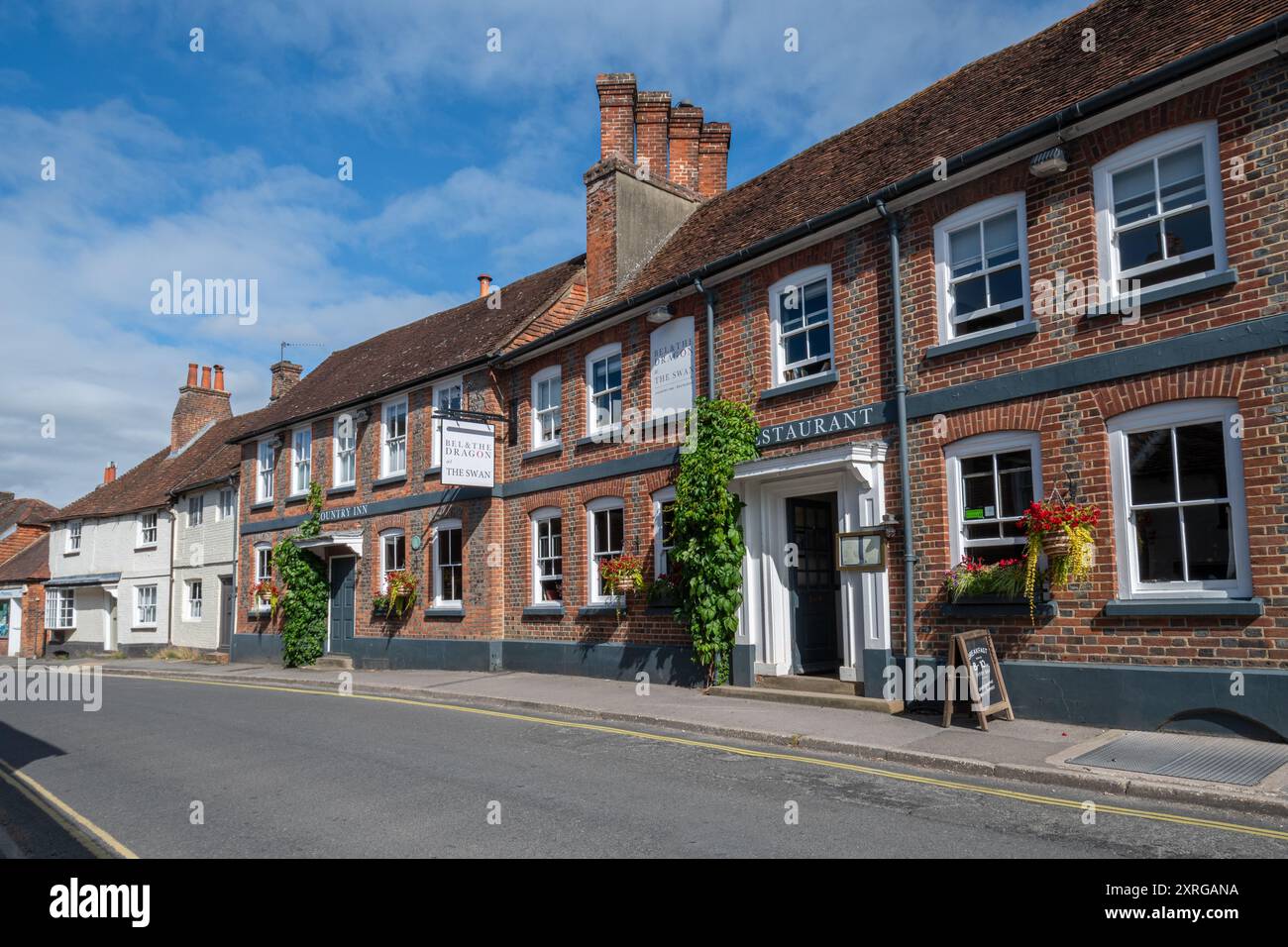 Kingsclere Village, Hampshire, Inghilterra, Regno Unito. Bel & The Dragon at The Swan, pub ristorante hotel inn in Swan Street Foto Stock