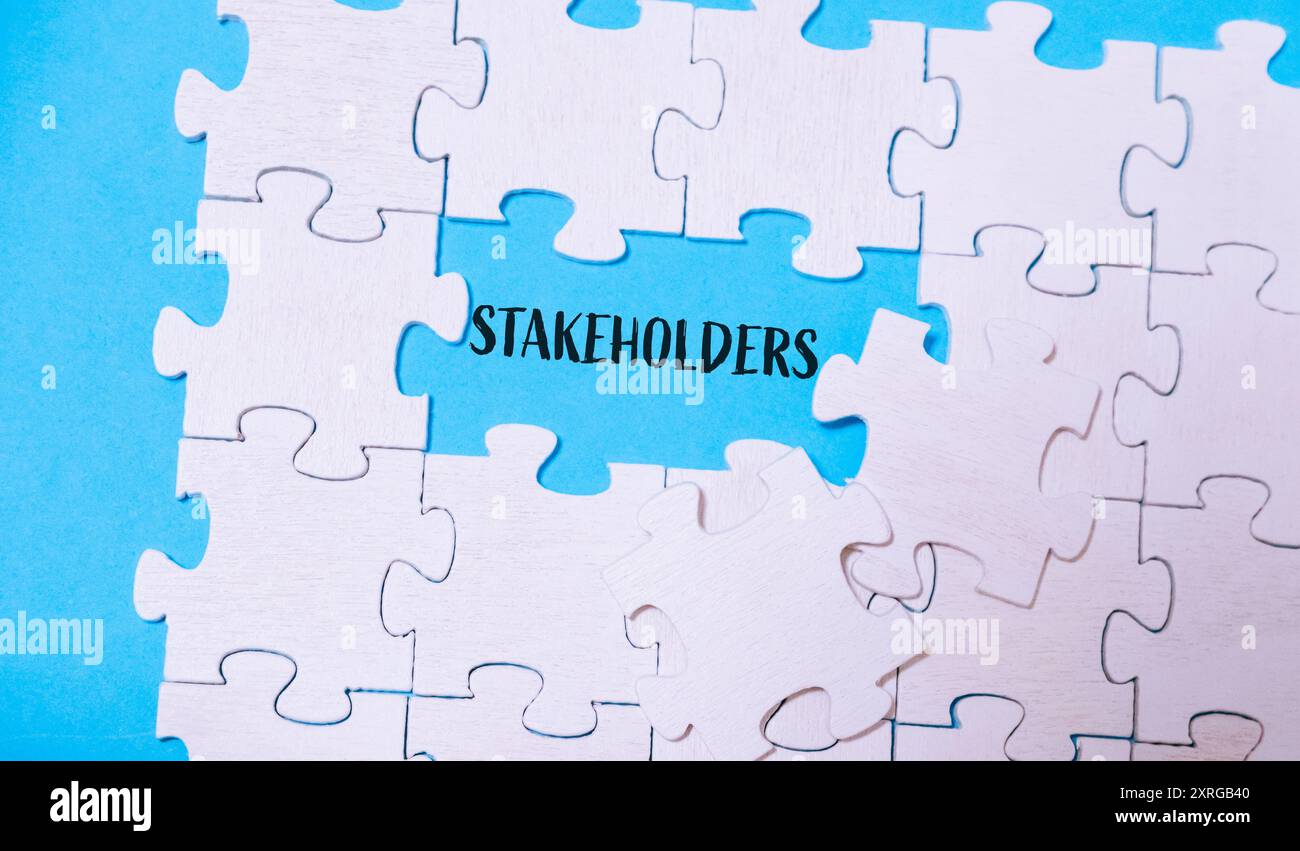 Un puzzle con la parola stakeholder scritta nel mezzo, che rappresenta l'interconnessione e l'importanza di vari partiti in un professionista Foto Stock