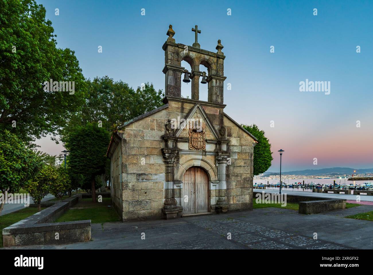 Cappella ospedale, accanto al porto di Cangas de Morrazo, cappella ricostruita con i resti dell'originale situato in un'altra posizione. Foto Stock