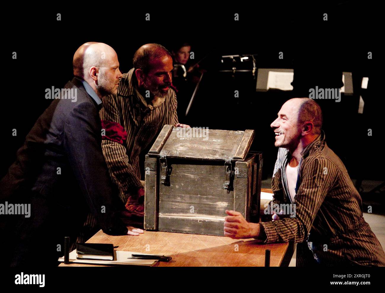 l-r: Michael Bennett (visitatore), Omar Ebrahim (ufficiale), Gerald Tyler (condannato uomo) in in IN THE PENAL COLONY al Linbury Studio Theatre, The Royal Opera, Covent Garden, Londra WC2 15/09/2010 a Music Theatre Galles musica di produzione: Philip Glass libretto: Rudolph Wurlitzer basato sulla storia di Kafka direttore: Michael Rafferty design: Simon Banham illuminazione: ACE McCarron regista: Michael McCarthy Foto Stock
