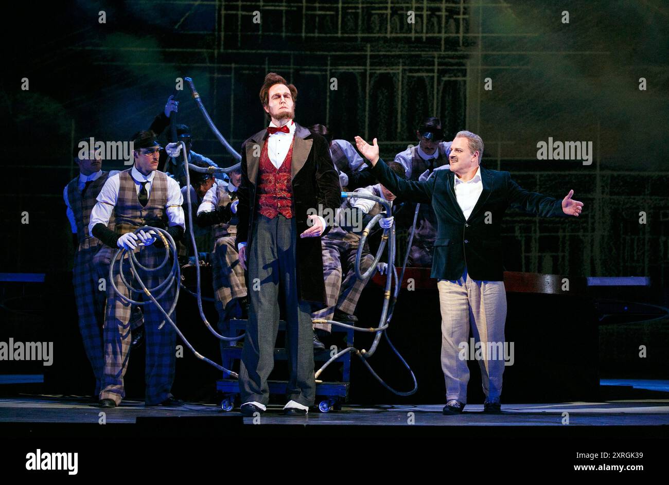 l-r: Zachary James (Abraham Lincoln), Christopher Purves (Walt Disney) in THE PERFECT AMERICAN at English National Opera (ENO), London Coliseum WC2 01/06/2013 musica: Philip Glass libretto: Rudy Wurlitzer basato sul romanzo di Peter Stephan Jungk co-produzione con Teatro Real Madrid direttore: Gareth Jones scenografia: Dan Potra video design: Leo Warner direttore d'animazione: Joseph Pierce coreografo: Ben Wright regista: Phelim McDermott Foto Stock