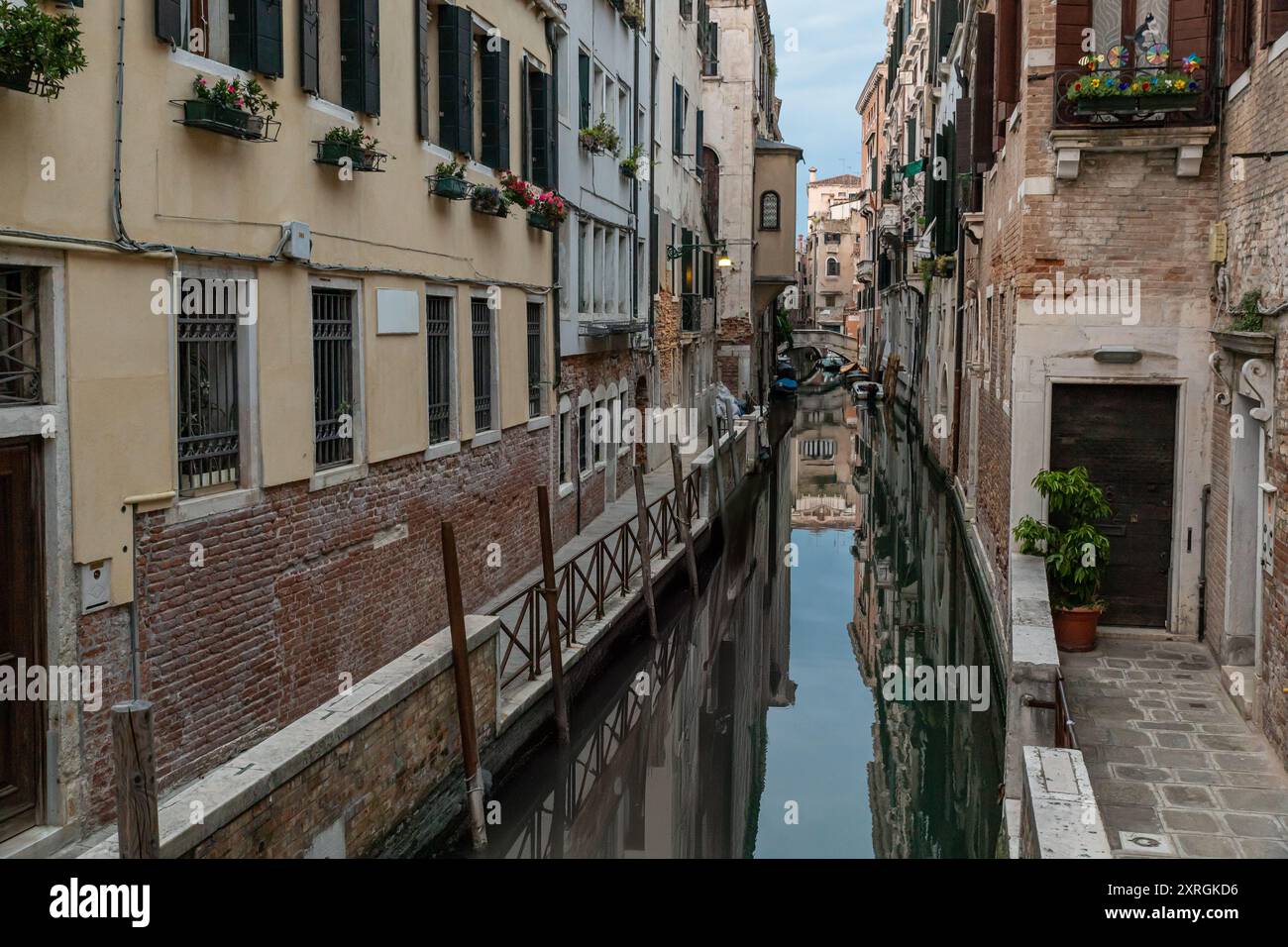 Edifici e strade della città sull'acqua di Venezia Foto Stock