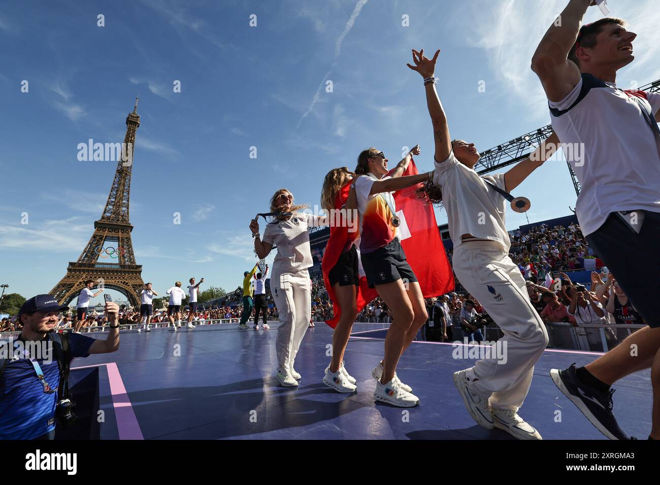 PARIGI, FRANCIA. 10 agosto 2024. Le medaglie olimpiche celebrano con la Torre Eiffel sullo sfondo il quindicesimo giorno dei Giochi Olimpici di Parigi 2024 al Champions Park di Parigi, Francia. Crediti: Craig Mercer/Alamy Live News Foto Stock