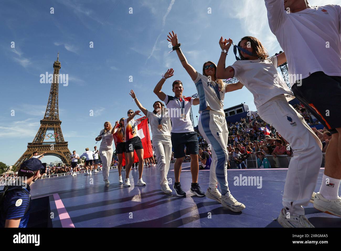 PARIGI, FRANCIA. 10 agosto 2024. Le medaglie olimpiche celebrano con la Torre Eiffel sullo sfondo il quindicesimo giorno dei Giochi Olimpici di Parigi 2024 al Champions Park di Parigi, Francia. Crediti: Craig Mercer/Alamy Live News Foto Stock