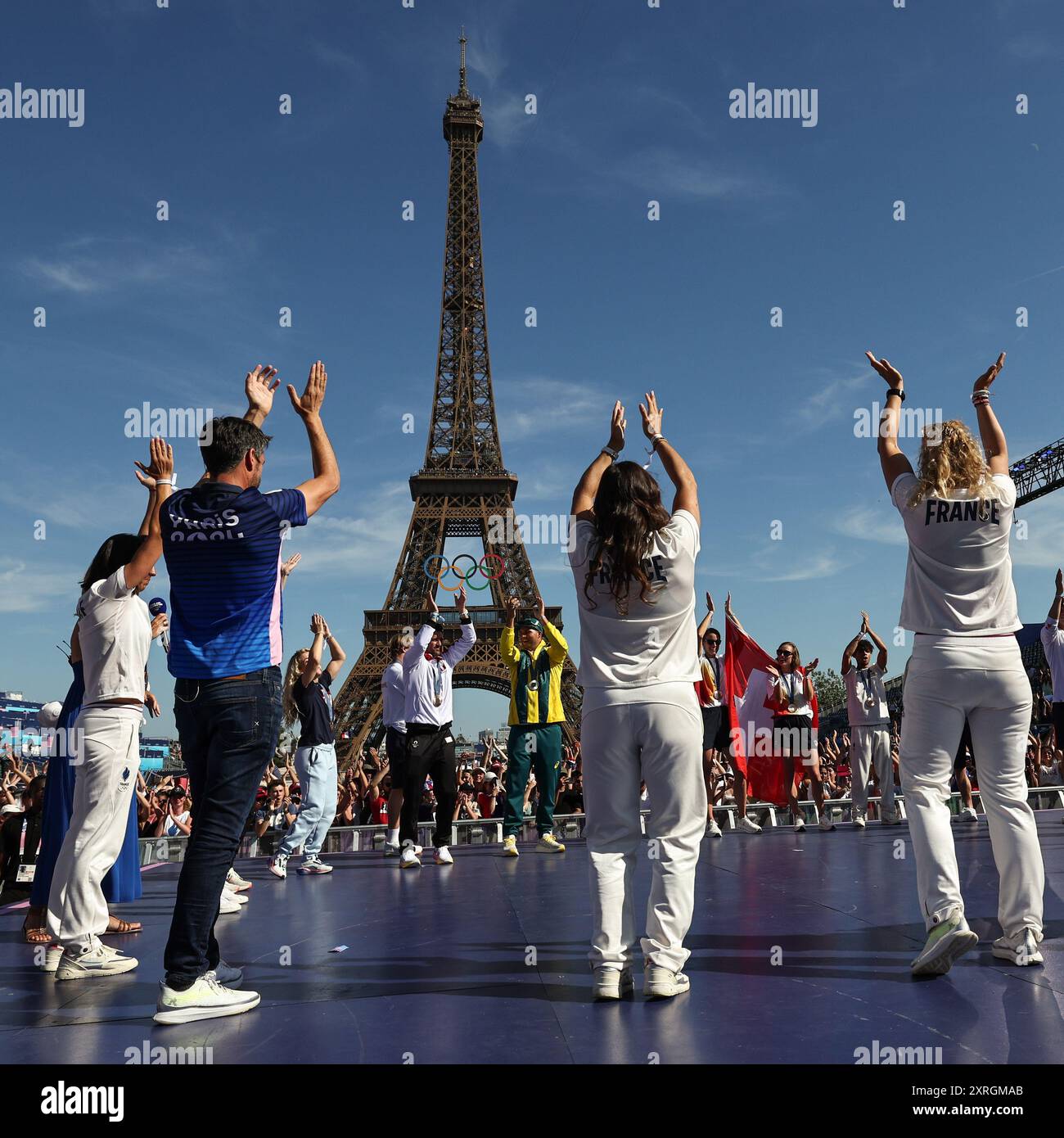 PARIGI, FRANCIA. 10 agosto 2024. Le medaglie olimpiche celebrano con la Torre Eiffel sullo sfondo il quindicesimo giorno dei Giochi Olimpici di Parigi 2024 al Champions Park di Parigi, Francia. Crediti: Craig Mercer/Alamy Live News Foto Stock