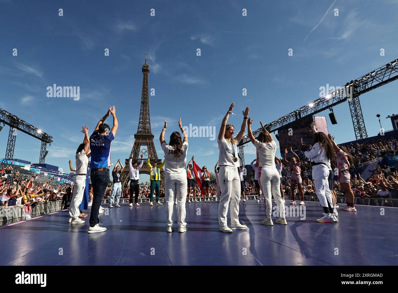 PARIGI, FRANCIA. 10 agosto 2024. Le medaglie olimpiche celebrano con la Torre Eiffel sullo sfondo il quindicesimo giorno dei Giochi Olimpici di Parigi 2024 al Champions Park di Parigi, Francia. Crediti: Craig Mercer/Alamy Live News Foto Stock