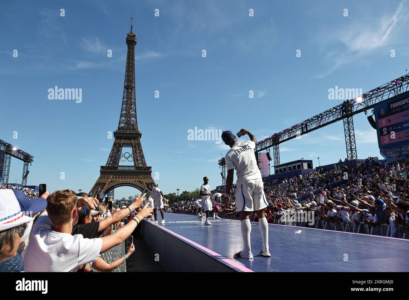 PARIGI, FRANCIA. 10 agosto 2024. Le medaglie d'argento nel calcio maschile i giocatori del Team France interagiscono con i tifosi il quindicesimo giorno dei Giochi Olimpici di Parigi 2024 al Champions Park di Parigi, Francia. Crediti: Craig Mercer/Alamy Live News Foto Stock