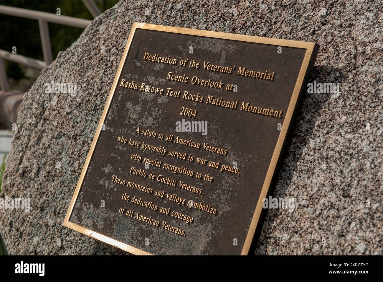 Targa di dedica presso il monumento nazionale ai veterani del monumento nazionale Kasha-Katuwe Tent Rocks Overlook, vicino al Pueblo di Cochiti, New Mexico Foto Stock