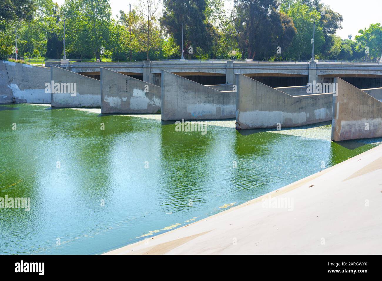 Strutture di controllo dell'acqua visibili sul fiume Los Angeles nella Elysian Valley, che mostrano l'ingegneria urbana e la gestione dell'acqua. Foto Stock