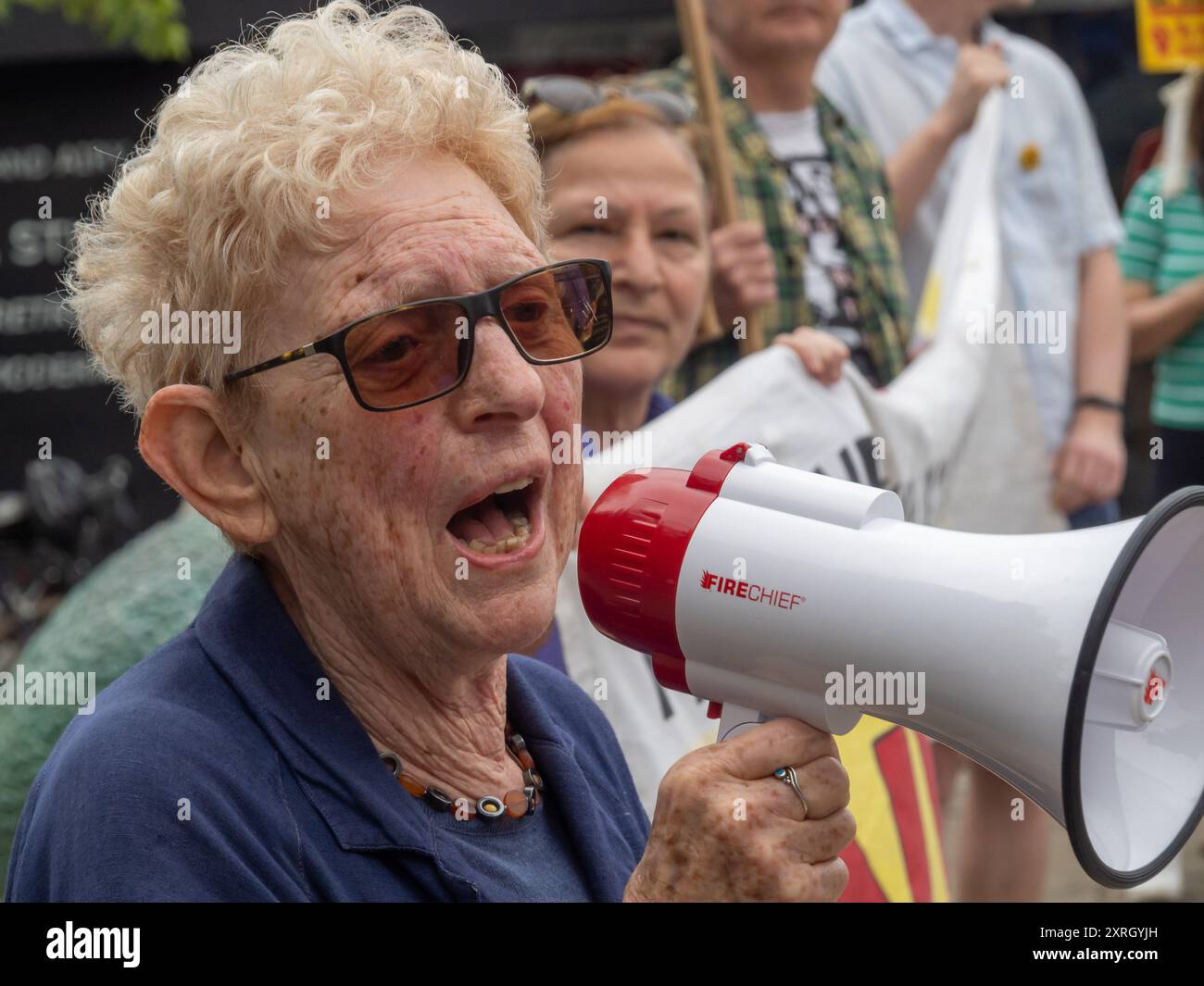 Londra, Regno Unito. 10 agosto 2024. Centinaia di persone sono venute a una manifestazione nel centro di Hackney durante la giornata nazionale di protesta Stop the far Right per chiedere alla comunità di unirsi e contro la piccola minoranza di criminali. Hanno invitato tutti a prendere posizione contro il razzismo e i politici di tutti i partiti a porre fine ai loro discorsi e alle loro politiche razziste contro l'immigrazione. Il paese ha beneficiato della migrazione nel corso dei secoli e ha bisogno di migranti ora, oltre ad assumersi le proprie responsabilità nei confronti dei richiedenti asilo. Peter Marshall/Alamy Live News Foto Stock