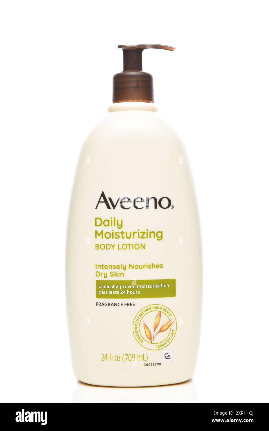 IRVINE, CALIFORNIA - 8 agosto 2024: Una bottiglia di lozione idratante per il corpo Aveeno Daily. Foto Stock