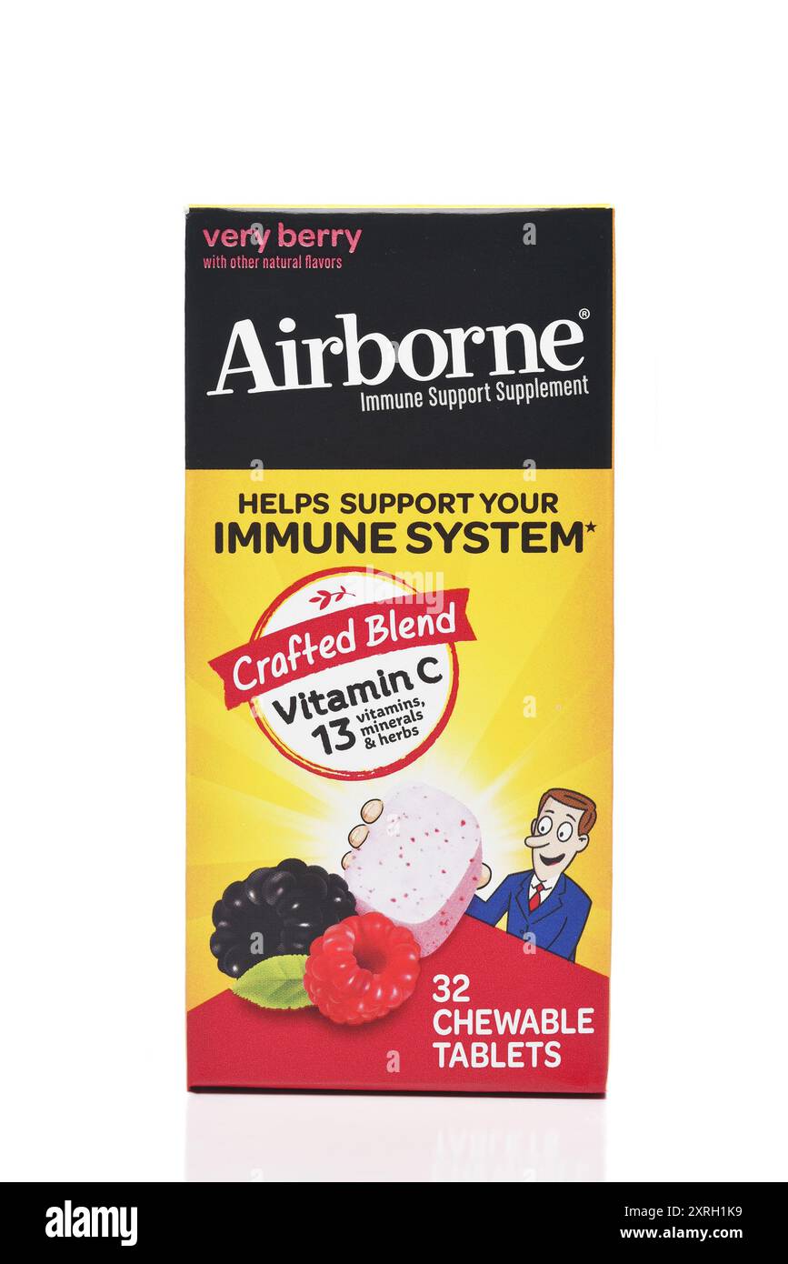 IRVINE, CALIFORNIA - 8 AUG 2024: Una scatola di Airborne immune Support Supplement, Very Berry Flavor. Foto Stock
