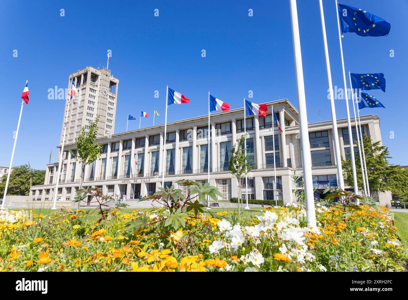 Le Havre 10082024 - Das Rathaus von le Havre wurde nach den Zerstoerungen des Zweiten Weltkriegs von Auguste Perret in moderner Architektur mit einem 72,2 Meter hohen Rathausturm entworfen und 1958 eingeweiht. DAS Gebaeude ist 143 Meter lang, aus Stahlbeton und farbigem Beton gefertigt, und der Turm Dient als Wahrzeichen der Stadt, das auch vom Meer aus sichtbar ist. Im Inneren des Rathauses befindet sich unter anderem ein Ratssaal, dessen Suedwand von einem Wandteppich von Jean Lurcat aus dem Jahr 1958 geschmueckt wird. Le Havre ist eine Stadt im Nordwesten Frankreichs am Ärmelkanal im DÃ p Foto Stock