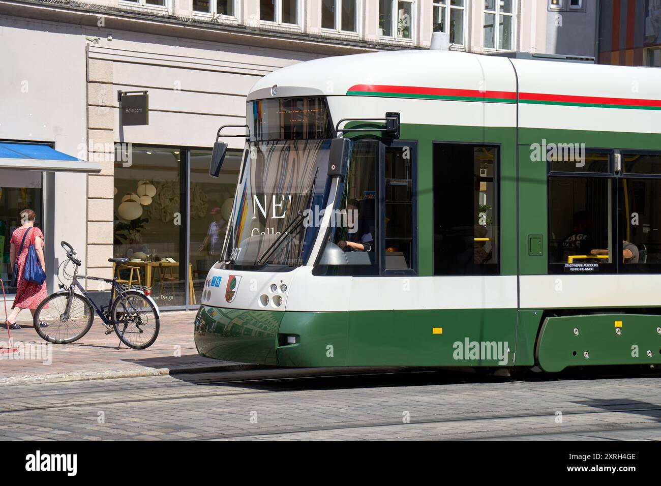 Augusta, Baviera, Germania - 10 agosto 2024: Un tram attraversa il centro di Augusta *** Eine Straßenbahn fährt durch die Innenstadt von Augsburg Foto Stock