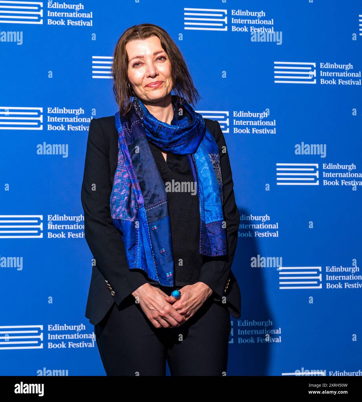 Edimburgo, Scozia, Regno Unito, 10 agosto 2024. Edinburgh International Book Festival: Elif Shafak's, autore nominato al Booker Prize di The Island of Missing Trees Laws There Are Rivers in the Sky al festival del libro di oggi. Crediti: Sally Anderson/Alamy Live News Foto Stock