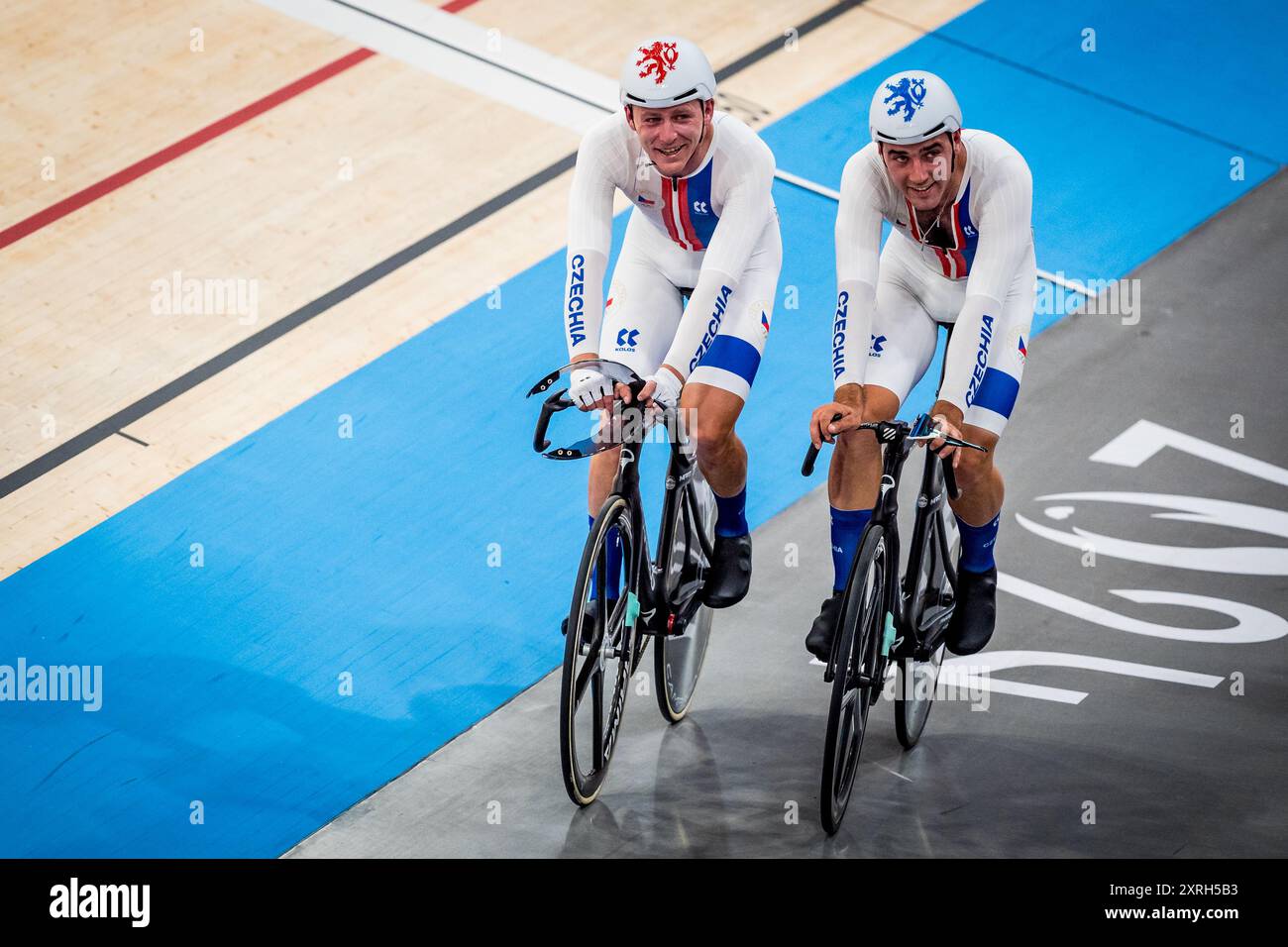 Saint Quentin EN Yvelines, Francia. 10 agosto 2024. Denis Rugovac, Left e Jan Vones della Repubblica Ceca gareggiano nella Cycling Track, nella finale maschile di Madison ai Giochi Olimpici di Saint-Quentin-en-Yvelines, in Francia, 10 agosto 2024. Crediti: Jaroslav Svoboda/CTK Photo/Alamy Live News Foto Stock