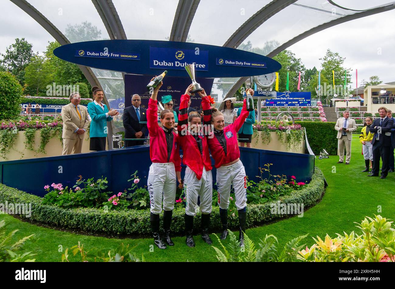 Ascot, Regno Unito. 10 agosto 2024. La squadra femminile di fantini Marie Velon (L), il capitano del team Hayley Turner (M) e Joanna Mason (R) hanno vinto oggi la Dubai Duty Free Shergar Cup all'Ascot Racecourse. Il secondo posto è stato conquistato dall'Europa, terzo dal resto del mondo e quarto da Gran Bretagna e Irlanda. Crediti: Maureen McLean/Alamy Live News Foto Stock