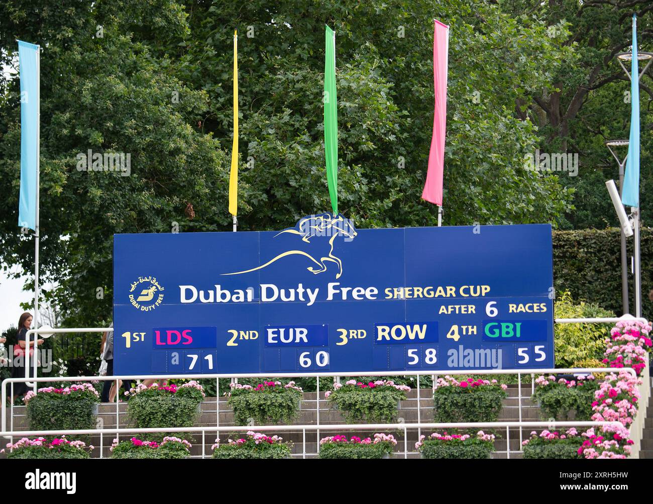 Ascot, Regno Unito. 10 agosto 2024. I risultati finali della Dubai Duty Free Shergar Cup. La squadra femminile di fantini Marie Velon, il capitano Hayley Turner e Joanna Mason hanno vinto oggi la Dubai Duty Free Shergar Cup all'Ascot Racecourse. Il secondo posto è stato conquistato dall'Europa, terzo dal resto del mondo e quarto da Gran Bretagna e Irlanda. Crediti: Maureen McLean/Alamy Live News Foto Stock