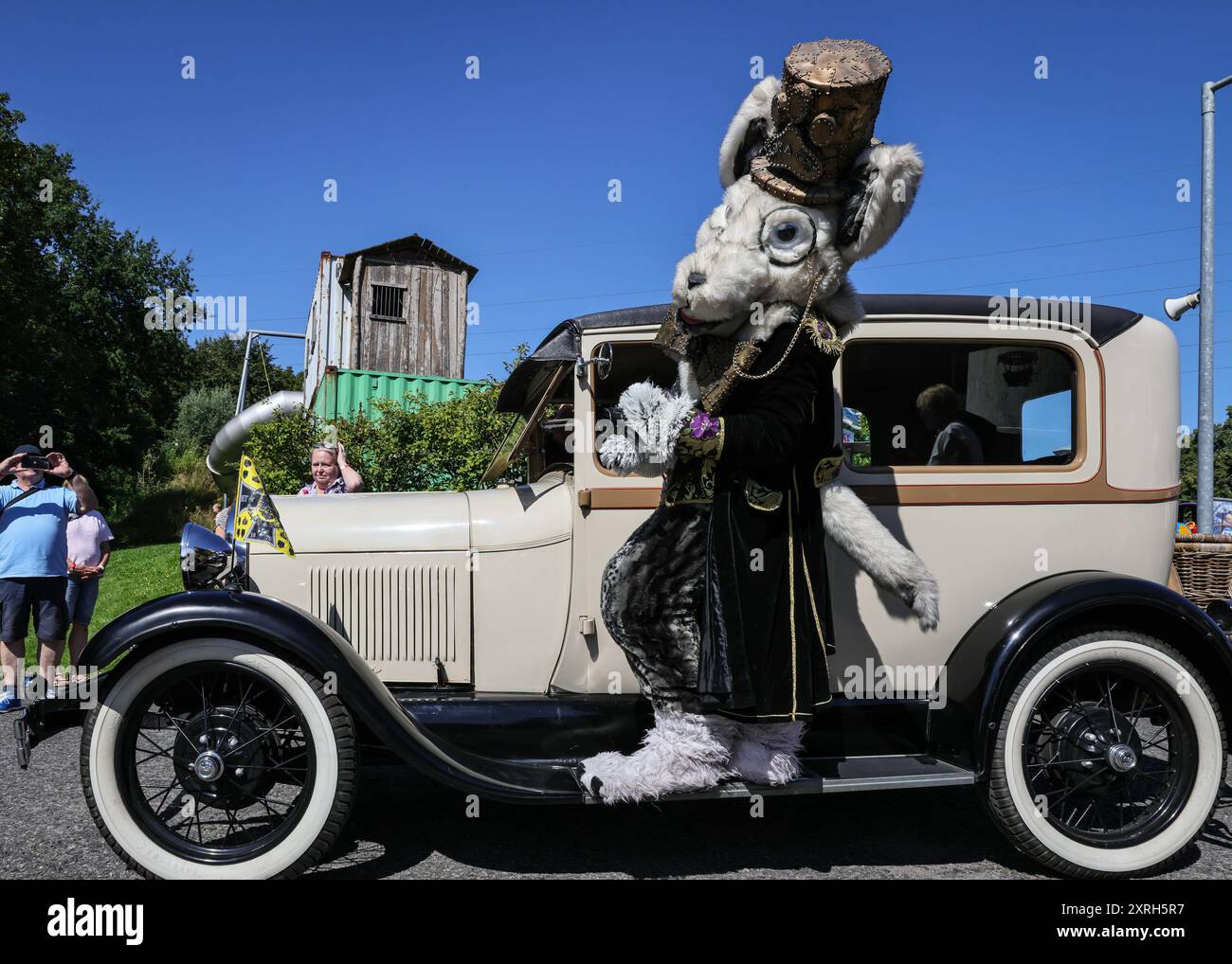 Henrichenburg, Waltrop, Germania. 10 agosto 2024. Una creatura steampunk pelosa fa un giro su un'auto d'epoca. I fan dello steampunk, i gruppi e i visitatori, molti in costumi d'epoca retrò-futuristica o vittoriana, si divertiranno il primo giorno dell'annuale festival e mercato del Giubileo di Steampunk. Quest'anno, il festival coincide con il 125° anniversario dello storico impianto di risalita di Henrichenburg Boat Lift, sito patrimonio industriale lungo il canale Dortmund-EMS. Crediti: Imageplotter/Alamy Live News Foto Stock