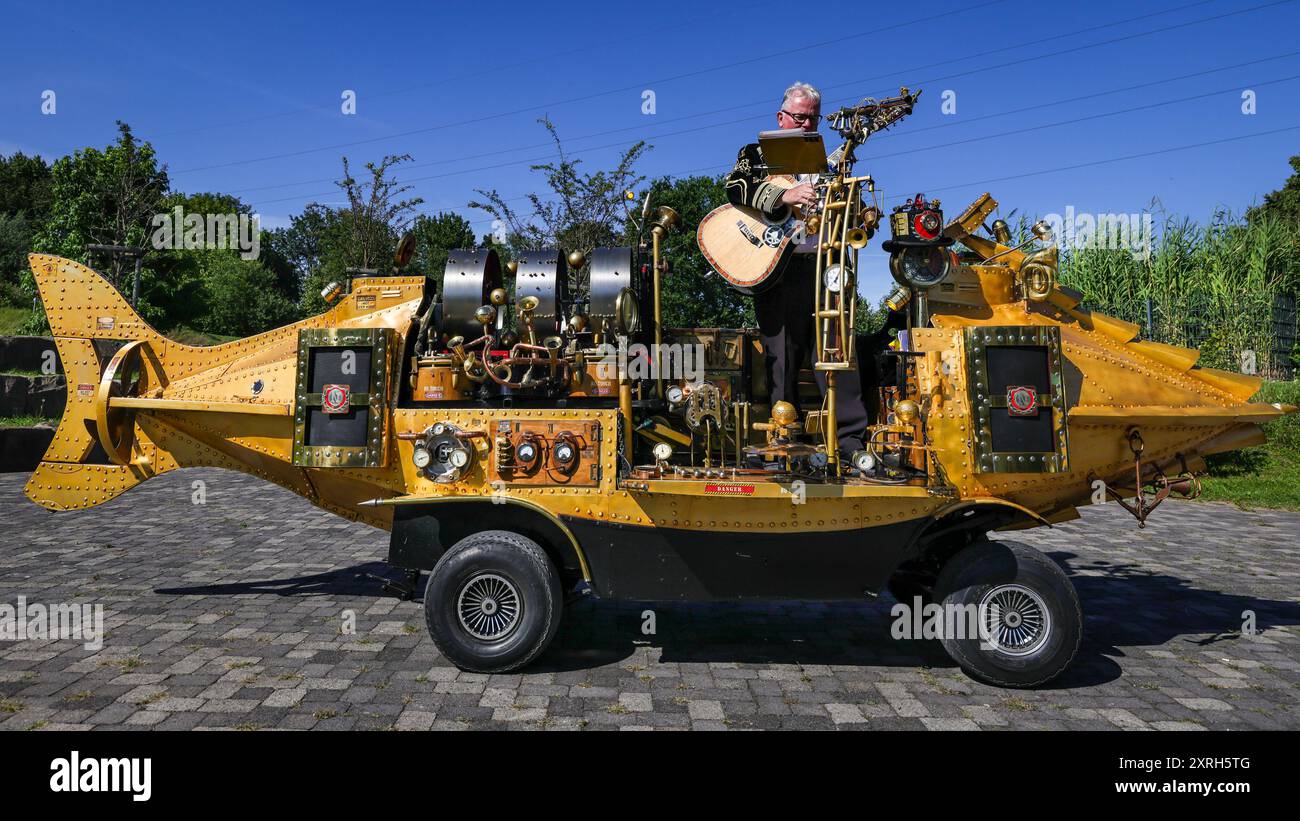 Henrichenburg, Waltrop, Germania. 10 agosto 2024. La Nautilus One Man Band, un sottomarino musicale con potenza di fuoco. I fan dello steampunk, i gruppi e i visitatori, molti in costumi d'epoca retrò-futuristica o vittoriana, si divertiranno il primo giorno dell'annuale festival e mercato del Giubileo di Steampunk. Quest'anno, il festival coincide con il 125° anniversario dello storico impianto di risalita di Henrichenburg Boat Lift, sito patrimonio industriale lungo il canale Dortmund-EMS. Crediti: Imageplotter/Alamy Live News Foto Stock