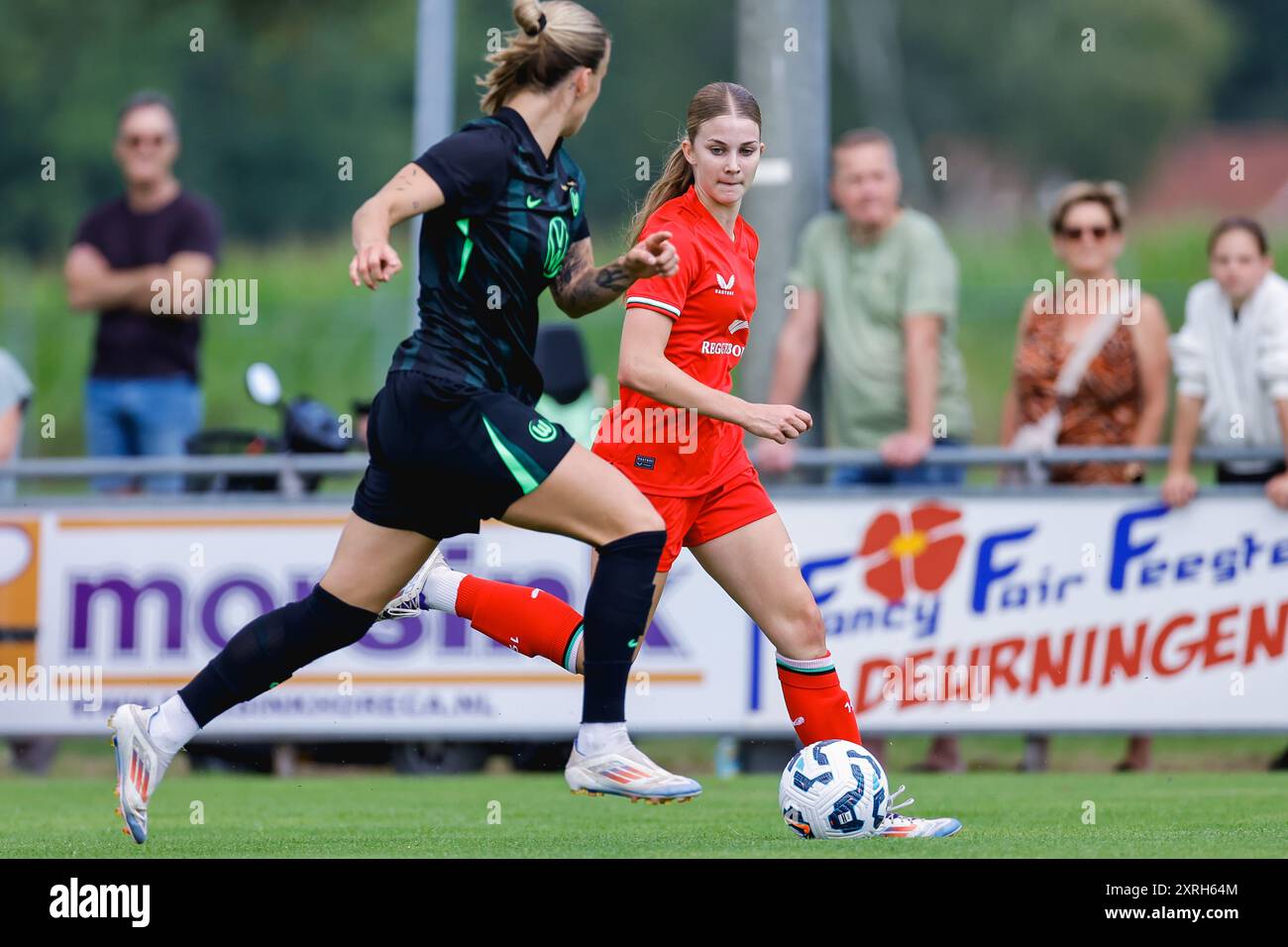 Deurningen, Paesi Bassi. 10 agosto 2024. DEURNINGEN, PAESI BASSI - 10 AGOSTO: Rose Ivens del FC Twente durante la partita femminile delle amichevoli tra FC Twente e VFL Wolfsburg allo Sportpark 't Hoge Vonder il 10 agosto 2024 a Deurningen, Paesi Bassi. (Foto di Raymond Smit/Orange Pictures) credito: Orange Pics BV/Alamy Live News Foto Stock