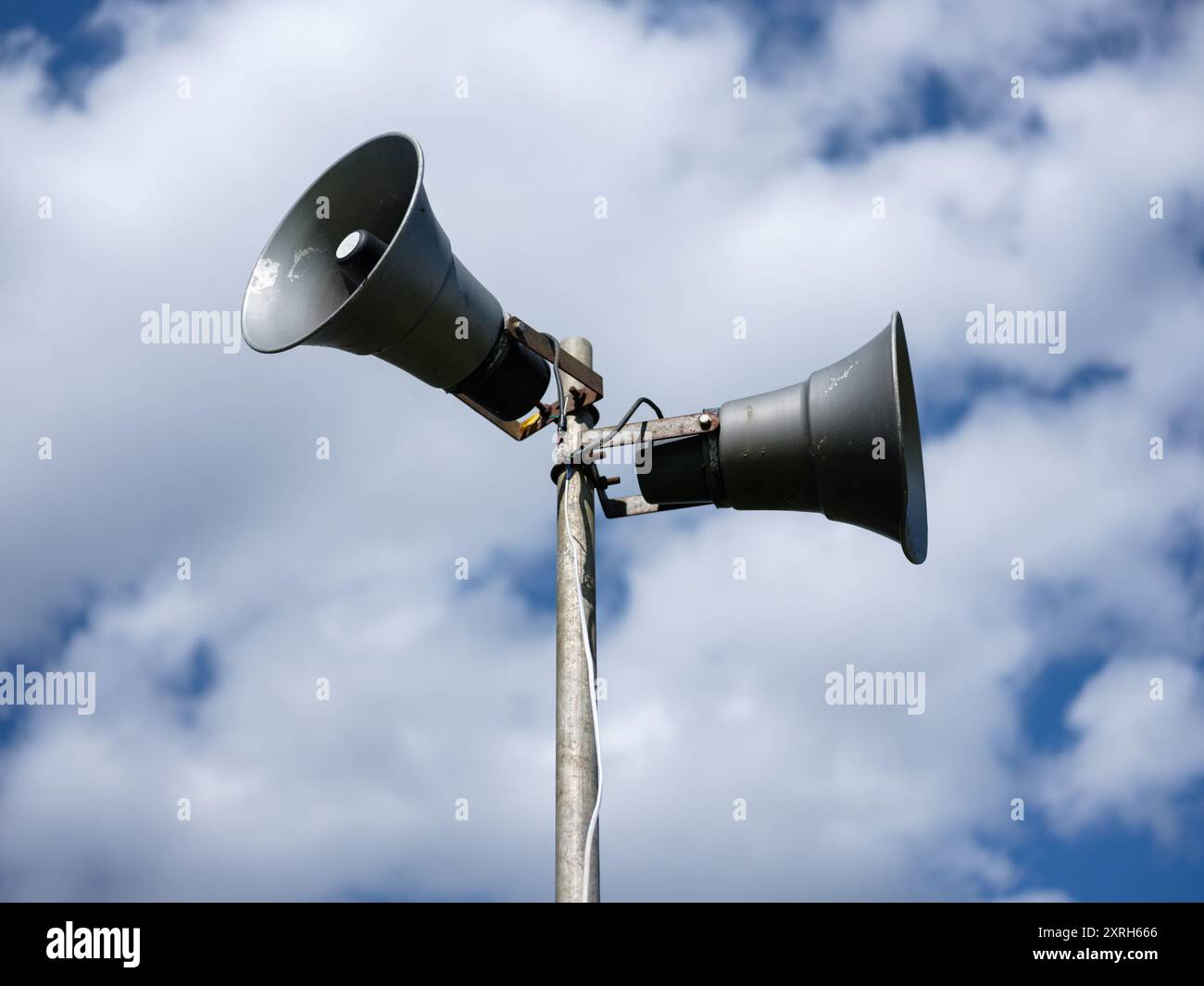 Un sistema di altoparlanti fastidioso. Foto Stock