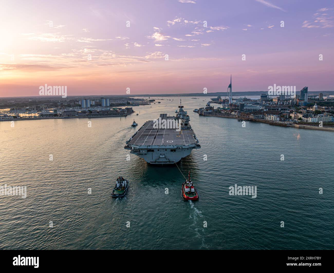 HMS Queen Elizabeth torna a Portsmouth dopo le riparazioni a Rosyth, in Scozia, che la causano la perdita della Steadfast Defender 2024 Foto Stock