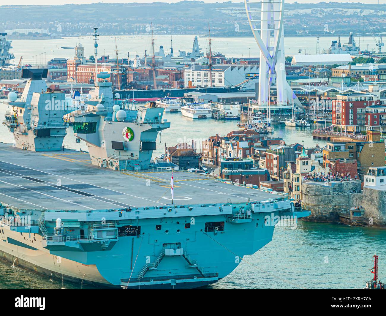 HMS Queen Elizabeth torna a Portsmouth dopo le riparazioni a Rosyth, in Scozia, che la causano la perdita della Steadfast Defender 2024 Foto Stock