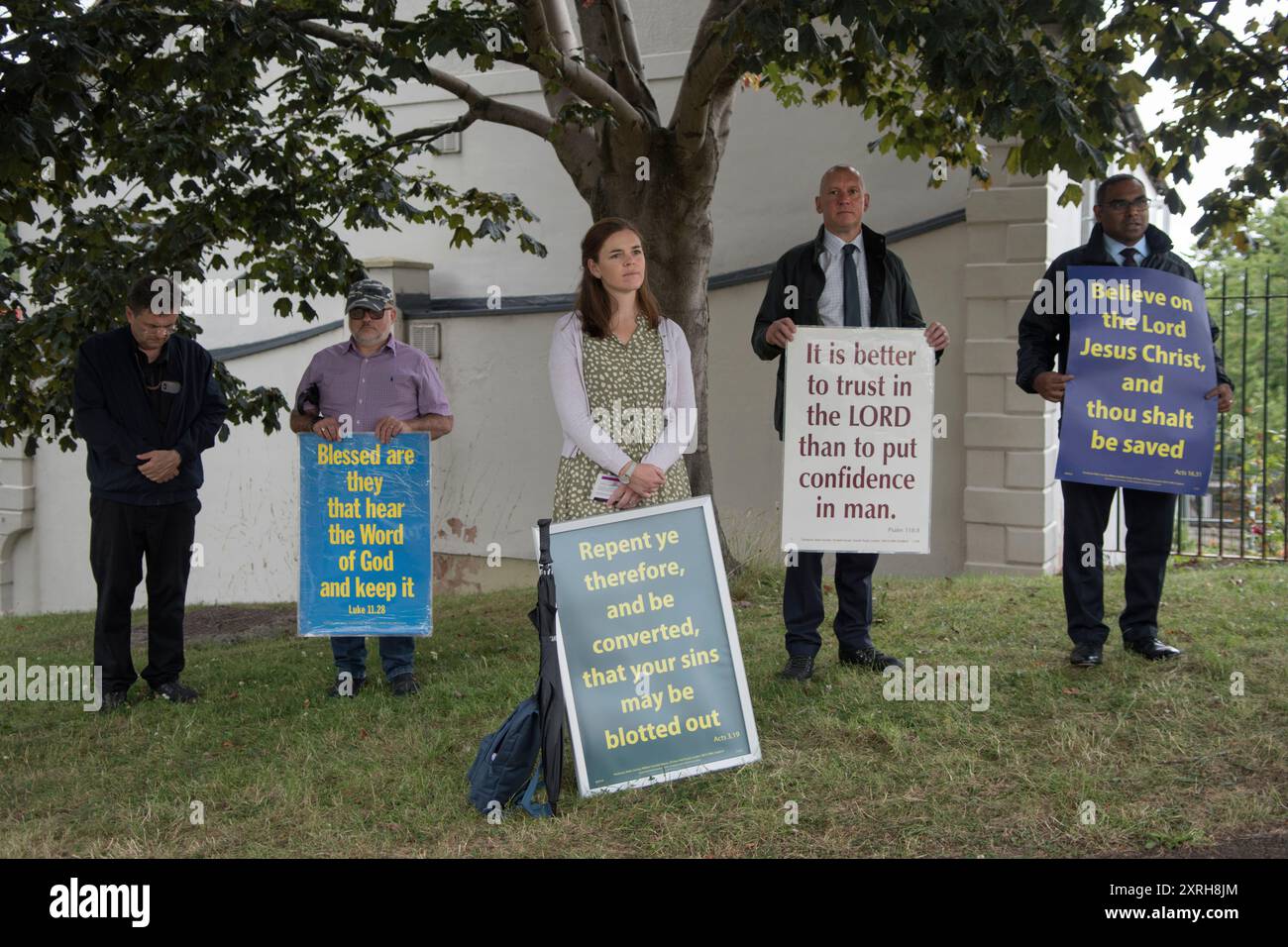 Protesta silenziosa anti-cattolica al Santuario di Saint Winefrides, Holywell. I membri della Chiesa Pentecostale protestano silenziosamente contro la chiesa cattolica romana. Processione cattolica nella sua festa il 22 giugno Holywell Flintshire Galles il 2023 giugno. 2000 UK HOMER SYKES Foto Stock